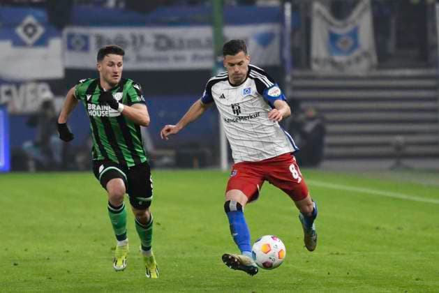 GER 2 FBL,, Hamburger SV vs Hannover 96 09 02 2024, Volksparkstadion, Hamburg, GER 2 FBL, Hamburger SV vs Hannover 96 in the picture Laszlo Benes Hamburg 08 tries to assert himself against Enzo Leopold Hannover 08 nordphotoxGmbH xWitke nph00002