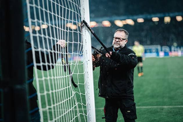 Soccer Men Season 2023 2024 2 Soccer Bundesliga 21 Matchday Hamburger SV vs Hannover 96 09 02 2024 HSV fans sabotage the game in protest with locks in the goal, the groundkeepers approach with the Flex Hamburg Volksparkstadion Hamburg Germany