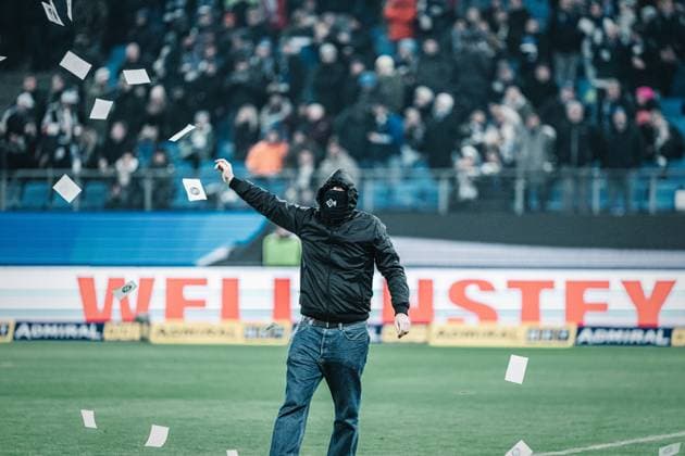 Soccer Men Season 2023 2024 2 Soccer Bundesliga 21 Matchday Hamburger SV vs Hannover 96 09 02 2024 HSV fans sabotage the match in protest with locks in the goal Hamburg Volksparkstadion Hamburg Germany