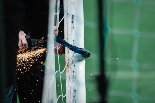 Soccer Men Season 2023 2024 2 Soccer Bundesliga 21 Matchday Hamburger SV vs Hannover 96 09 02 2024 HSV fans sabotage the game in protest with locks in the goal, the groundkeepers approach with the Flex Hamburg Volksparkstadion Hamburg Germany