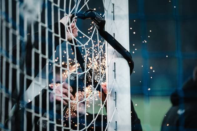 Soccer Men Season 2023 2024 2 Soccer Bundesliga 21 Matchday Hamburger SV vs Hannover 96 09 02 2024 HSV fans sabotage the game in protest with locks in the goal, the groundkeepers approach with the Flex Hamburg Volksparkstadion Hamburg Germany
