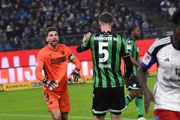 GER 2 FBL,, Hamburger SV vs Hannover 96 09 02 2024, Volksparkstadion, Hamburg, GER 2 FBL, Hamburger SV vs Hannover 96 in the picture Phil Yannik Neumann Hannover 05 is happy with goalkeeper Ron Robert Zieler Hannover 01 nordphotoxGmbH xWitke nph00002