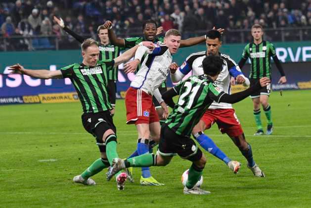 GER 2 FBL,, Hamburger SV vs Hannover 96 09 02 2024, Volksparkstadion, Hamburg, GER 2 FBL, Hamburger SV vs Hannover 96 in the picture Ignace Van Der Brempt Hamburg 22 tries to assert himself against Havard Nielsen Hannover 16 and Sei Muroya Hannover 21 nordphotoxGmbH xWitke nph00002
