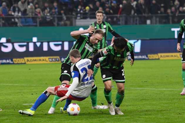 GER 2 FBL,, Hamburger SV vs Hannover 96 09 02 2024, Volksparkstadion, Hamburg, GER 2 FBL, Hamburger SV vs Hannover 96 in the picture Ignace Van Der Brempt Hamburg 22 tries to assert himself against Havard Nielsen Hannover 16 and Sei Muroya Hannover 21 nordphotoxGmbH xWitke nph00002