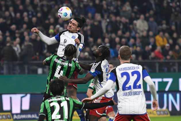 GER 2 FBL,, Hamburger SV vs Hannover 96 09 02 2024, Volksparkstadion, Hamburg, GER 2 FBL, Hamburger SV vs Hannover 96 in the picture Guilherme Ramos Hamburg 13 tries to assert himself against Bright Akwo Arrey Mbi Hannover 04 nordphotoxGmbH xWitke nph00002