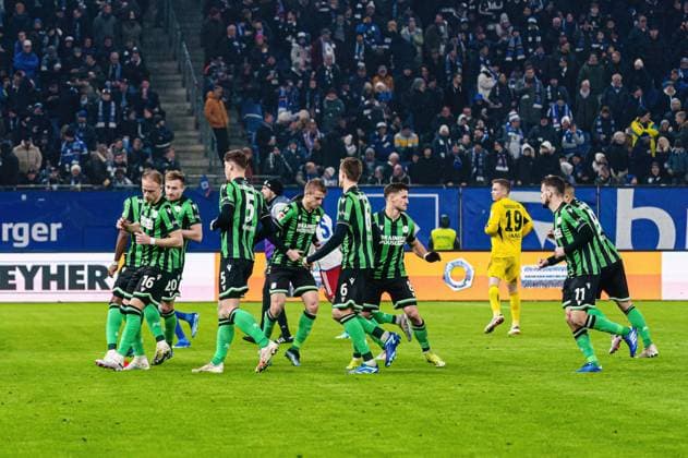 Players warm up after interruption GER, Hamburger SV vs Hannover 96, Football, 2 Bundesliga, Matchday 21, Season 2023 2024, 09 02 2024 DFL REGULATES PROHIBIT ANY USE OF PHOTOGRAPHS AS IMAGE SEQUENCES AND OR QUASI VIDEO GER, Hamburger SV vs Hannover 96, Football, 2 Bundesliga, Matchday 21, Season 2023 2024, 09 02 2024 Hamburg Copyright: xEibner-Pressefoto MarcelxvonxFehrnx EP_MFN
