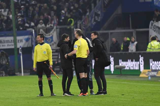 GER 2 FBL,, Hamburger SV vs Hannover 96 09 02 2024, Volksparkstadion, Hamburg, GER 2 FBL, Hamburger SV vs Hannover 96 in the picture the fans of Hannover protest against the DFB and the match is interrupted Referee Soeren Storks consults with coach Tim Walter Hamburg and coach Stefan Leitl Hannover nordphotoxGmbH xWitke nph00002