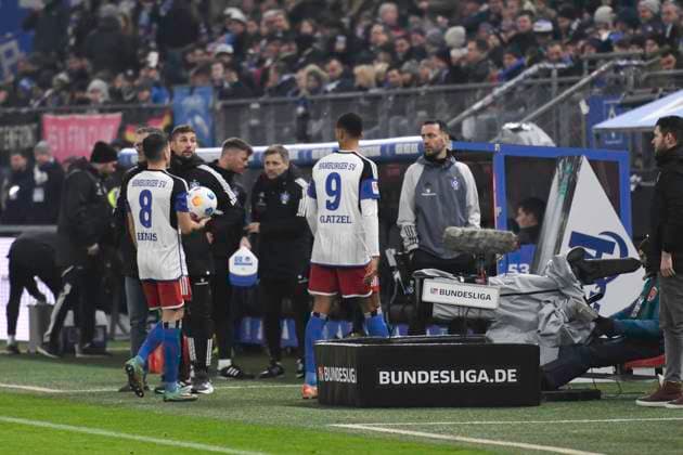 GER 2 FBL,, Hamburger SV vs Hannover 96 09 02 2024, Volksparkstadion, Hamburg, GER 2 FBL, Hamburger SV vs Hannover 96 in the picture the fans of Hannover protest against the DFB and the game is interrupted The players leave the stadium nordphotoxGmbH xWitke nph00002