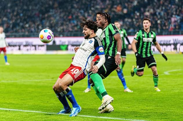 Immanuel Pherai Hamburger SV, 10 , Bright Arrey Mbi Hannover 96, 04 GER, Hamburger SV vs Hannover 96, Football, 2 Bundesliga, Matchday 21, Season 2023 2024, 09 02 2024 DFL REGULATIONS PROHIBIT ANY USE OF PHOTOGRAPHS AS IMAGE SEQUENCES AND OR QUASI VIDEO GER, Hamburger SV vs Hannover 96, Football, 2 Bundesliga, Matchday 21, Season 2023 2024, 09 02 2024 Hamburg Copyright: xEibner-Pressefoto MarcelxvonxFehrnx EP_MFN