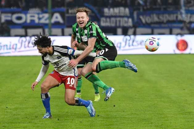 GER 2 FBL,, Hamburger SV vs Hannover 96 09 02 2024, Volksparkstadion, Hamburg, GER 2 FBL, Hamburger SV vs Hannover 96 in the picture Immanuel Pherai Hamburg 10 tries to assert himself against Phil Yannik Neumann Hannover 20 nordphotoxGmbH xWitke nph00002