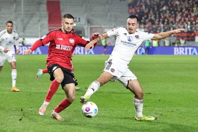 09 02 2024 Soccer Season 2023 2024 2 Soccer Bundesliga 21 Matchday SV Wehen Wiesbaden 1 FC Nuremberg FCN Club Sportfoto Zink DaMa xdaxmax DFL regulations prohibit any use of photographs as image sequences and or quasi video only for editorial use Amar Catic 34, SV Wehen 1926 Wiesbaden SVWW Jens Castrop 17, 1 FC Nuremberg FCN