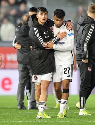 09 02 2024 Soccer Season 2023 2024 2 Soccer Bundesliga 21 Matchday SV Wehen Wiesbaden 1 FC Nürnberg FCN Club Sportfoto Zink DaMa xdaxmax DFL regulations prohibit any use of photographs as image sequences and or quasi video only for editorial use Taylan Duman 8, 1 FC Nürnberg FCN Nathaniel Brown 27, 1 FC Nürnberg FCN hug each other after the end of the match