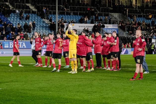 Wehen Wiesbaden thank the fans, GER, SV Wehen Wiesbaden vs 1 FC Nuernberg, Football, 2 Bundesliga, Matchday 21, Season 2023 2024, 09 02 2024 DFL REGULATIONS PROHIBIT ANY USE OF PHOTOGRAPHS AS IMAGE SEQUENCES AND OR QUASI VIDEO GER, SV Wehen Wiesbaden vs 1 FC Nuernberg, Football, 2 Bundesliga, Matchday 21, Season 2023 2024, 09 02 2024 Wiesbaden Copyright: xEibner-Pressefoto FlorianxWieganx EP_FWD