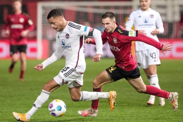 Amar Catic SV Wehen Wiesbaden, 34 in duel with Jan Gyamerah 1 FC Nuernberg, 28 , GER, SV Wehen Wiesbaden vs 1 FC Nuernberg, Soccer, 2 Bundesliga, Matchday 21, Season 2023 2024, 09 02 2024 DFL REGULATES PROHIBIT ANY USE OF PHOTOGRAPHS AS IMAGE SEQUENCES AND OR QUASI VIDEO GER, SV Wehen Wiesbaden vs 1 FC Nuernberg, Football, 2 Bundesliga, Matchday 21, Season 2023 2024, 09 02 2024 Wiesbaden Copyright: xEibner-Pressefoto FlorianxWieganx EP_FWD