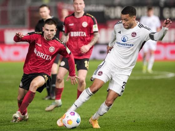 Amar Catic SV Wehen Wiesbaden, 34 in duel with Jan Gyamerah 1 FC Nuernberg, 28 , GER, SV Wehen Wiesbaden vs 1 FC Nuernberg, Soccer, 2 Bundesliga, Matchday 21, Season 2023 2024, 09 02 2024 DFL REGULATES PROHIBIT ANY USE OF PHOTOGRAPHS AS IMAGE SEQUENCES AND OR QUASI VIDEO GER, SV Wehen Wiesbaden vs 1 FC Nuernberg, Football, 2 Bundesliga, Matchday 21, Season 2023 2024, 09 02 2024 Wiesbaden Copyright: xEibner-Pressefoto FlorianxWieganx EP_FWD