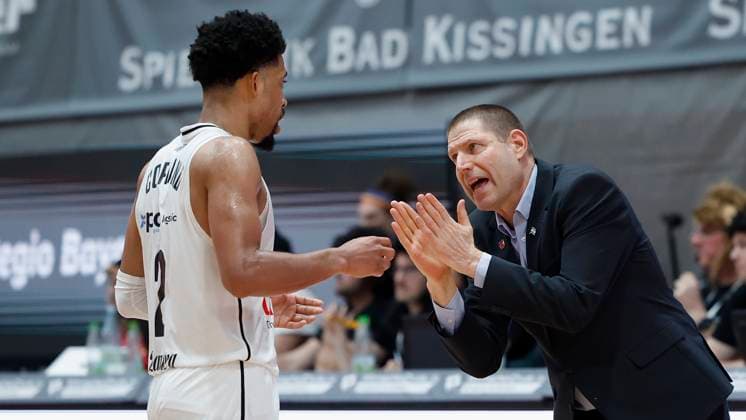 f l Zach Copeland Bamberg Baskets, 2 and Head Coach Oren Amiel Bamberg Baskets 09 02 2024, Basketball, BBL, Wuerzburg Baskets Bamberg Baskets, GER, Wuerzburg, tectake Arena Copyright: HMBxMedia xHeikoxBecker
