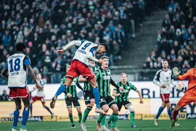 Soccer Men Season 2023 2024 2 Soccer Bundesliga 21 Matchday Hamburger SV vs Hannover 96 09 02 2024 Robert Glatzel 9, HSV scores with a header 3 3 Hamburg Volksparkstadion Hamburg Germany