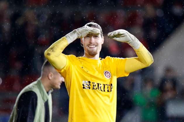 09 02 2024, xavx, Soccer 2 Bundesliga, SV Wehen Wiesbaden 1 FC Nürnberg emspor, v l Goalkeeper Florian Stritzel SV Wehen Wiesbaden thanks the fans DFL DFB REGULATIONS PROHIBIT ANY USE OF PHOTOGRAPHS as IMAGE SEQUENCES and or QUASI VIDEO Wiesbaden