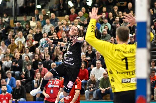 9 2 2024, Dresdens Julius Dierberg successful against Hamms Felix Hertlein, Handball, 2 Bundesliga, HC Elbflorenz Dresden ASV Hamm Westfalen, c Dresden Germany