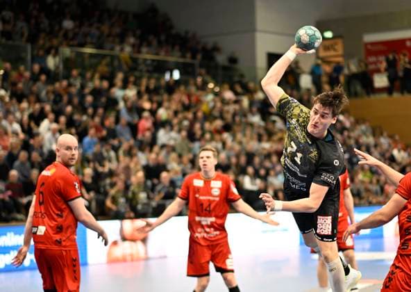 9 2 2024, Dresdens Oliver Seidler successful against Hamms defense, Handball, 2 Bundesliga, HC Elbflorenz Dresden ASV Hamm Westfalen, c Dresden Germany