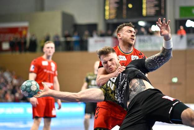 9 2 2024, Dresdens Nils Kretschmer is attacked by Hamms defense, Handball, 2 Bundesliga, HC Elbflorenz Dresden ASV Hamm Westfalen, c Dresden Germany