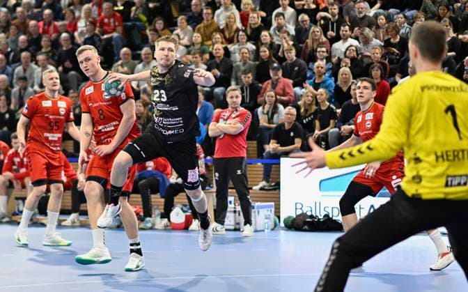 9 2 2024, Dresdens Ivar Stavast against Hamms goalkeeper Felix Hertlein, Handball, 2 Bundesliga, HC Elbflorenz Dresden ASV Hamm Westfalen, c Dresden Germany