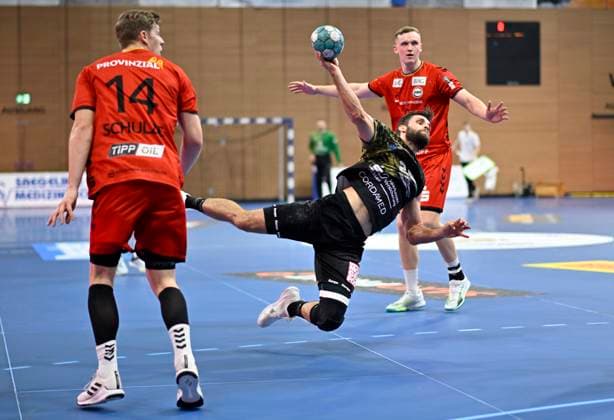9 2 2024, Dresdens Sebastian Greß throws, Hamms Alex Schulze on the left, Handball, 2 Bundesliga, HC Elbflorenz Dresden ASV Hamm Westfalen, c Dresden Germany
