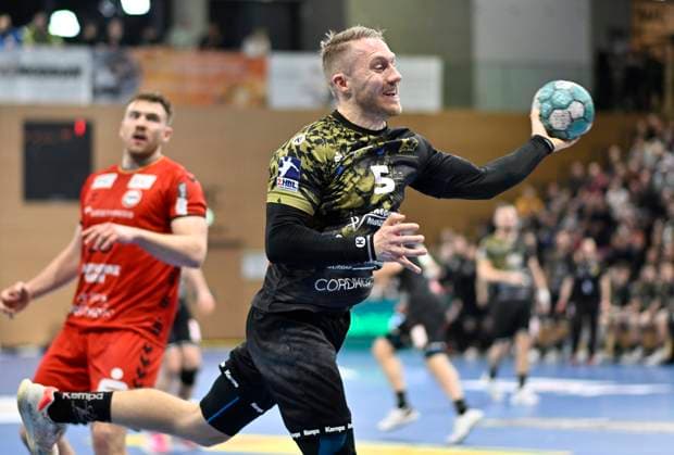 9 2 2024, Dresdens Lukas Wucherpfennig throws from the right wing, Handball, 2 Bundesliga, HC Elbflorenz Dresden ASV Hamm Westfalen, c Dresden Germany