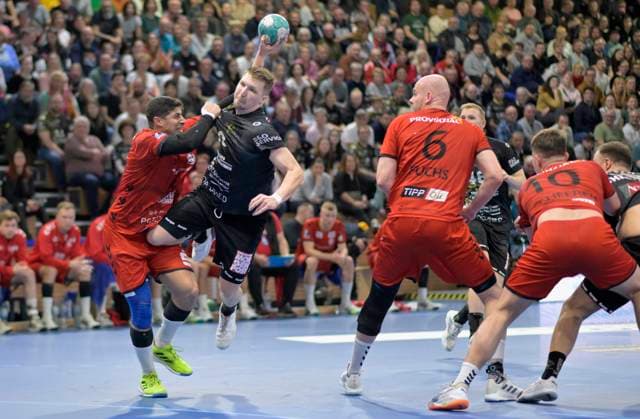9 2 2024, Hamms Yonatan Dayan attacks Dresdens Ivar Stavast, Handball, 2 Bundesliga, HC Elbflorenz Dresden ASV Hamm Westfalen, c Dresden Germany