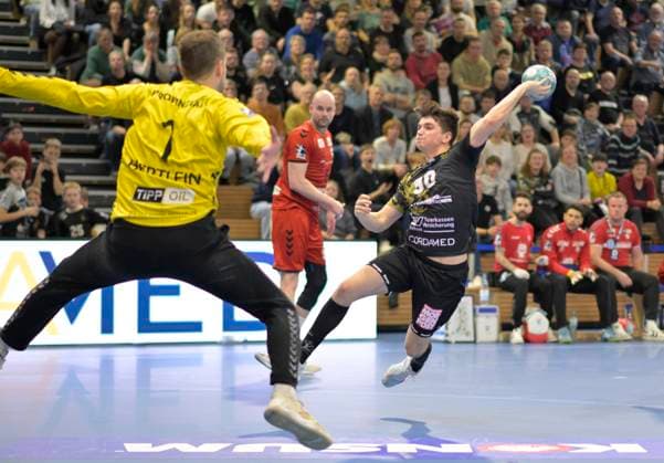 9 2 2024, Dresdens Vincent Klepp overcomes Hamms Felix Hertlein, Handball, 2 Bundesliga, HC Elbflorenz Dresden ASV Hamm Westfalen, c Dresden Germany