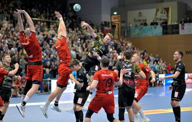 9 2 2024, Dresdens Nils Kretschmer throws over Hamms defensive wall, Handball, 2 Bundesliga, HC Elbflorenz Dresden ASV Hamm Westfalen, c Dresden Germany
