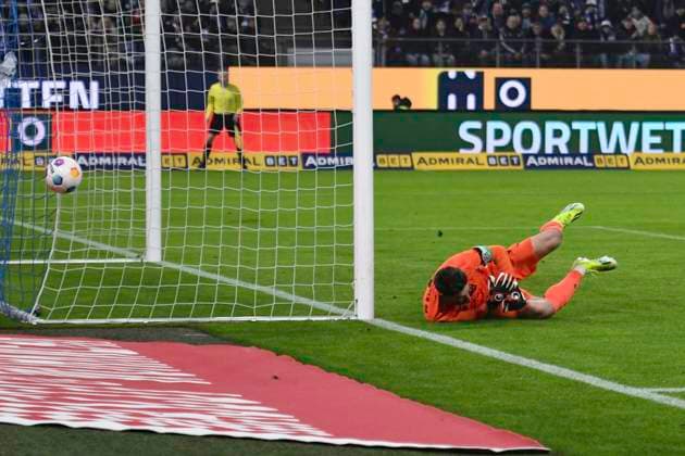 GER 2 FBL,, Hamburger SV vs Hannover 96 09 02 2024, Volksparkstadion, Hamburg, GER 2 FBL, Hamburger SV vs Hannover 96 in the picture Laszlo Benes Hamburg 08 shoots the goal to 1 2 for Hamburg past goalkeeper Ron Robert Zieler Hannover 01 nordphotoxGmbH xWitke nph00002
