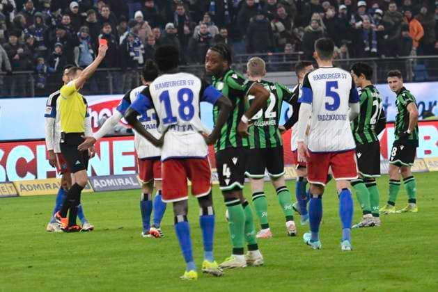 GER 2 FBL,, Hamburger SV vs Hannover 96 09 02 2024, Volksparkstadion, Hamburg, GER 2 FBL, Hamburger SV vs Hannover 96 in the picture the fans of Hannover protest against the DFB and the match is interrupted Referee Soeren Storks shows Laszlo Benes Hamburg 08 the red card nordphotoxGmbH xWitke nph00002