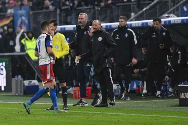 GER 2 FBL,, Hamburger SV vs Hannover 96 09 02 2024, Volksparkstadion, Hamburg, GER 2 FBL, Hamburger SV vs Hannover 96 in the picture the fans of Hannover protest against the DFB and the match is interrupted Referee Soeren Storks shows Laszlo Benes Hamburg 08 the red card and he leaves the stadium nordphotoxGmbH xWitke nph00002