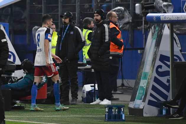 GER 2 FBL,, Hamburger SV vs Hannover 96 09 02 2024, Volksparkstadion, Hamburg, GER 2 FBL, Hamburger SV vs Hannover 96 in the picture the fans of Hannover protest against the DFB and the match is interrupted Referee Soeren Storks shows Laszlo Benes Hamburg 08 the red card and he leaves the stadium nordphotoxGmbH xWitke nph00002