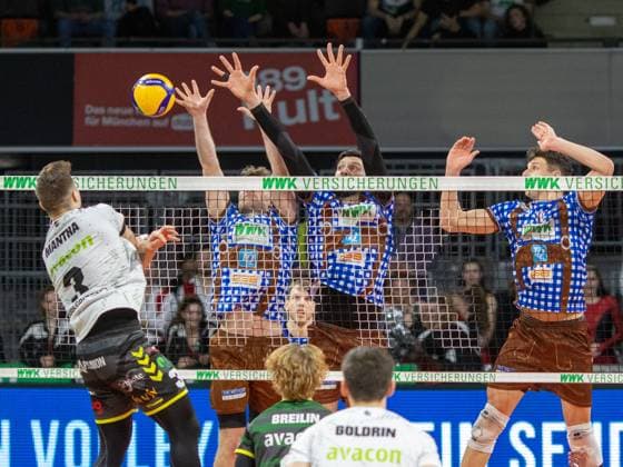 Herrschings defensive attempt against former teammate Giesens 3 MANTHA with Herrschings 9 Eric BURGGRAEF BURGGRÄF , 1 Dorde ILIC and 11 Theo TIMMERMANN Volleyball, Herrsching Giesen, on 9 02 2024 Volleyball Bundesliga, WWK Volleys Herrsching vs Helios GRIZZLYS Giesen 1 3, season 2023 2024 , in Munich, B M W P A R K, Germany Source Copyright Credit Oryk HAIST xVB_HER-GIEx