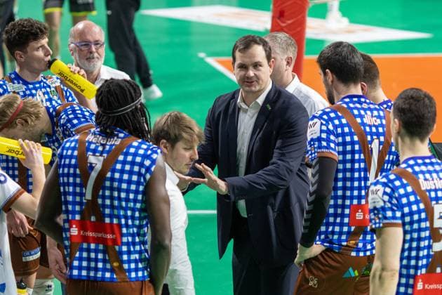 Herrschings coach Thomas RANNER and players volleyball, Herrsching Giesen, on 9 02 2024 Volleyball Bundesliga, WWK Volleys Herrsching vs Helios GRIZZLYS Giesen 1 3, season 2023 2024 , in Munich, B M W P A R K, Germany Source Copyright Credit Oryk HAIST xVB_HER-GIEx