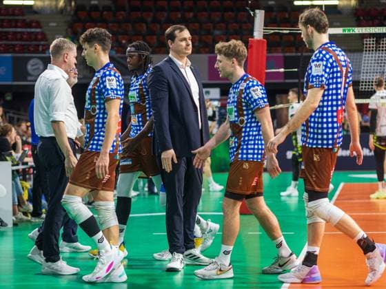 Disappointment Herrschings coach Thomas RANNER and players Volleyball, Herrsching Giesen, on 9 02 2024 Volleyball Bundesliga, WWK Volleys Herrsching vs Helios GRIZZLYS Giesen 1 3, season 2023 2024 , in Munich, B M W P A R K, Germany Source Copyright Credit Oryk HAIST xVB_HER-GIEx