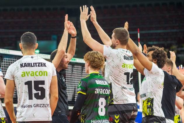Joy Giesens coach Itamar STEIN and players volleyball, Herrsching Giesen, on 9 02 2024 Volleyball Bundesliga, WWK Volleys Herrsching vs Helios GRIZZLYS Giesen 1 3, season 2023 2024 , in Munich, B M W P A R K, Germany Source Copyright Credit Oryk HAIST xVB_HER-GIEx