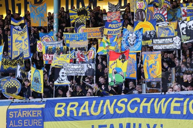 Eintracht Braunschweig vs Karlsruher SC Braunschweig, 10 02 2024, Soccer, Season 23 24, 2 Bundesliga, Matchday 21, Eintracht Braunschweig vs Karlsruher SC, Picture shows fans of Eintracht in the south curve Braunschweig