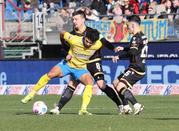 Eintracht Braunschweig vs Karlsruher SC Braunschweig, 10 02 2024, Soccer, Season 23 24, 2 Bundesliga, 21 Matchday, Eintracht Braunschweig vs Karlsruher SC, Picture shows Johan Gomez BTSV, 44 Braunschweig