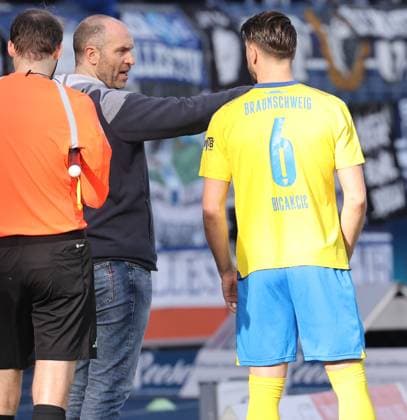 Eintracht Braunschweig vs Karlsruher SC Braunschweig, 10 02 2024, Soccer, Season 23 24, 2 Bundesliga, Matchday 21, Eintracht Braunschweig vs Karlsruher SC, Picture shows Eintracht coach Daniel Scherning with Ermin Bicakcic BTSV, 6 Braunschweig