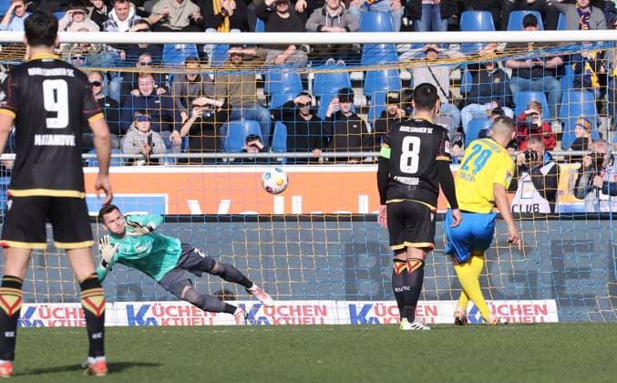 Eintracht Braunschweig vs Karlsruher SC Braunschweig, 10 02 2024, Soccer, Season 23 24, 2 Bundesliga, Matchday 21, Eintracht Braunschweig vs Karlsruher SC, Picture shows Hasan Kurucay BTSV, 29 scores in this scene via penalty kick against Patrick Drewes KSC, 23 the goal to 1 0 for Eintracht Braunschweig