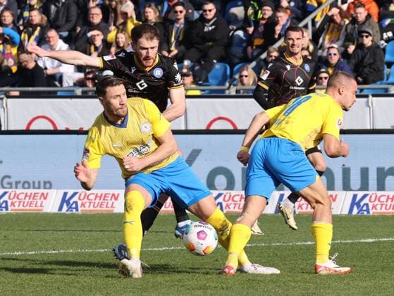 Eintracht Braunschweig vs Karlsruher SC Braunschweig, 10 02 2024, Soccer, Season 23 24, 2 Bundesliga, 21 Matchday, Eintracht Braunschweig vs Karlsruher SC, Picture shows Ermin Bicakcic BTSV, 6 Braunschweig