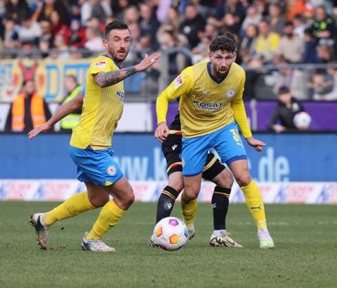 Eintracht Braunschweig vs Karlsruher SC Braunschweig, 10 02 2024, Soccer, Season 23 24, 2 Bundesliga, 21 Matchday, Eintracht Braunschweig vs Karlsruher SC, Picture shows Robin Krauße BTSV, 39 and Fabio Kaufmann BTSV, 37 Braunschweig