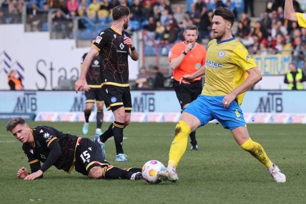 Eintracht Braunschweig vs Karlsruher SC Braunschweig, 10 02 2024, Soccer, Season 23 24, 2 Bundesliga, 21 Matchday, Eintracht Braunschweig vs Karlsruher SC, Picture shows Ermin Bicakcic BTSV, 6 Braunschweig