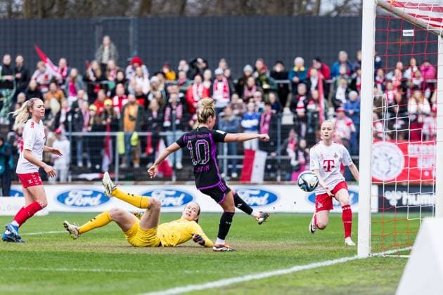 GOOGLE PIXEL Frauen Bundesliga 1 FC Köln FC Bayern München 10 02 2024 Linda Dallmann FC Bayern München, 10 shoots the 0 1 GOOGLE PIXEL Frauen Bundesliga, 1 FC Köln FC Bayern München, Köln, Franz Kremer Stadion am 10 02 2024 DFB REGULATIONS PROHIBIT ANY USE OF PHOTOGRAPHS AS IMAGE SEQUENCES AND OR QUASI VIDEO Copyright: xBEAUTIFULxSPORTS Wunderlx