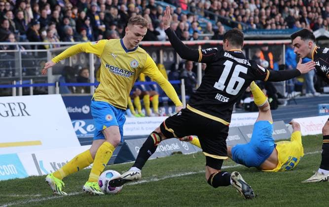 Eintracht Braunschweig vs Karlsruher SC Braunschweig, 10 02 2024, Soccer, Season 23 24, 2 Bundesliga, 21 Matchday, Eintracht Braunschweig vs Karlsruher SC, Picture shows Niklas Tauer BTSV, 8 Braunschweig