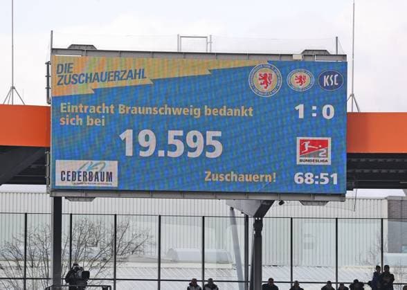Eintracht Braunschweig vs Karlsruher SC Braunschweig, 10 02 2024, Football, Season 23 24, 2 Bundesliga, Matchday 21, Eintracht Braunschweig vs Karlsruher SC, Picture shows The scoreboard shows the number of spectators 19 595 Braunschweig