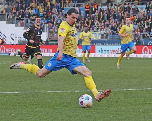 Eintracht Braunschweig vs Karlsruher SC Braunschweig, 10 02 2024, Football, Season 23 24, 2 Bundesliga, 21 Matchday, Eintracht Braunschweig vs Karlsruher SC, Picture shows Rayan Philippe BTSV, 9 Braunschweig